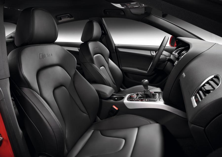 Интерьер Audi A5 Sportback 2.0T S-Line 2009 года  (фото 10 из 32)